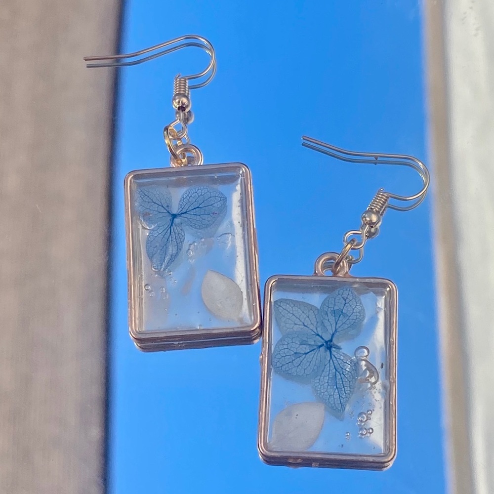 Gold handmade resin earrings with real flowers.